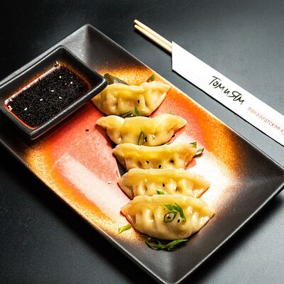 Гёдза с курицей в Том и ям по цене 1000 ₽