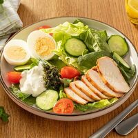 Салат с курицей и сметанным песто в Пока горячее