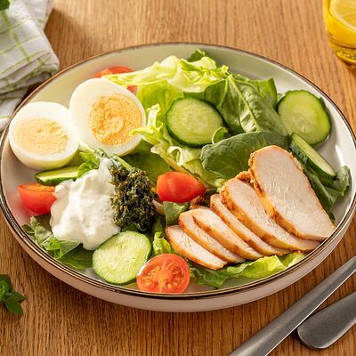 Салат с курицей и сметанным песто в Пока горячее по цене 490 ₽