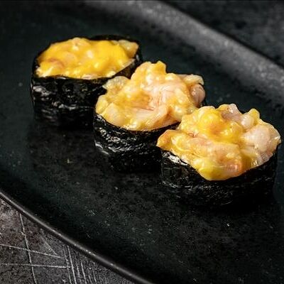 Гункан с Ама Эби и соусом манго маракуйя в Хочу Краба Суши Маркет по цене 790 ₽