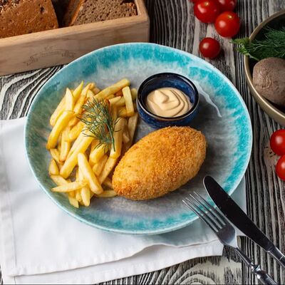 Котлета по-киевски с картофелем фри и сырным соусомв Линдфорс по цене 1080 ₽