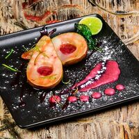 Груша Sous Vide в малиновом соусе в Парк