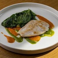 Куриное филе с сырным картофельным пюре и салатом романо в Ember cafe