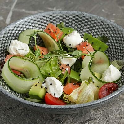 Салат с лососем в FRIENDLOUNGE по цене 690 ₽