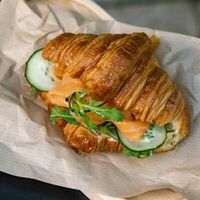 Круассан с лососем в Karma