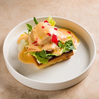 Бельгийская вафля с яйцом пашот и форелью под голландским соусом в RestikVam по цене 890 ₽