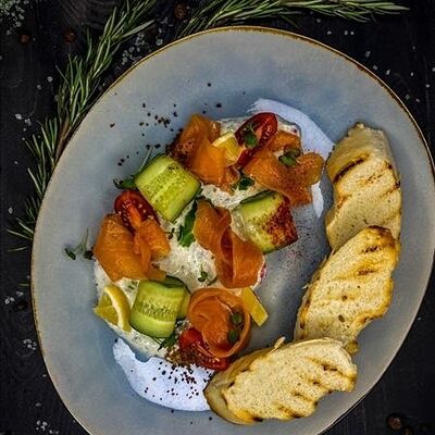 Мурманский лосось слабой соли с кремом из сыра и каперсов в Малевичи по цене 820 ₽