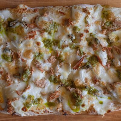 Пицца с тунцом и соусом бешамель в Mybion по цене 930 ₽