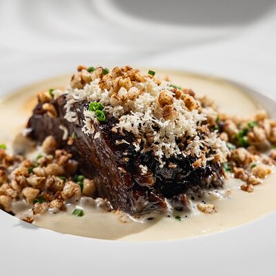 Щечки с зелёной гречкой и муссом из пармезана в Wine Region по цене 1690 ₽