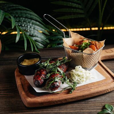 Колбаски на гриле с картофелем по-деревенски в Хочу и буду по цене 764 ₽