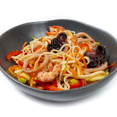 Удон с морепродуктами и устричным соусом в Wok & Roll по цене 580 ₽