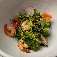 Салат с креветками, огурцами и авокадо в Sesilia