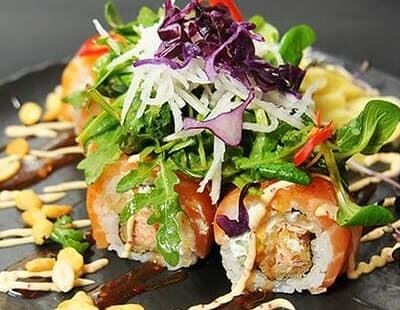 Ролл никкей с лососем темпура, свит Чили и спайси айоли в Papaya по цене 1104 ₽