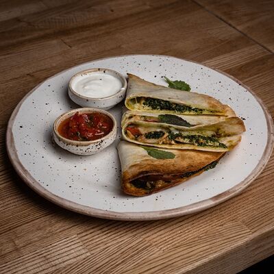 Кесадия с песто, цыпленком и томатами в Polla Vina по цене 770 ₽