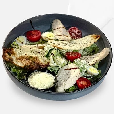 Цезарь с копченой грудкой в Caviar по цене 640 ₽