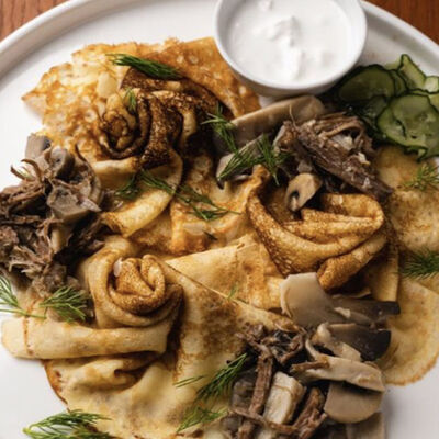 Блины с рваной говядиной в Тревеллерс кофе по цене 549 ₽