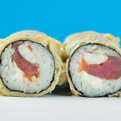 Темпура ролл с лососем, тунцом и креветкой в Русалочка любит суши по цене 620 ₽