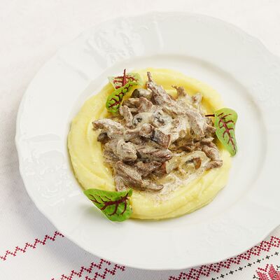 Бефстроганов с картофельным пюре в Трактиръ Кадриль по цене 814 ₽