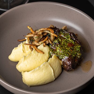 Говяжьи щечки с картофельным пюре и вешенками в Квартира 98 по цене 690 ₽