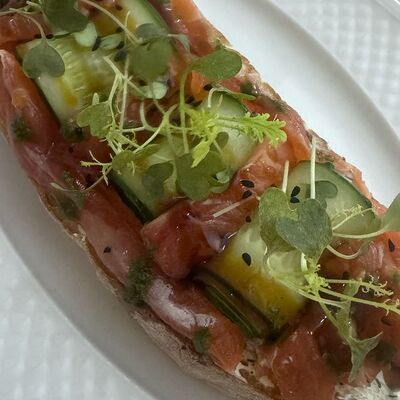 Брускетта с копчёной форелью и крем-чизом в Острова по цене 690 ₽