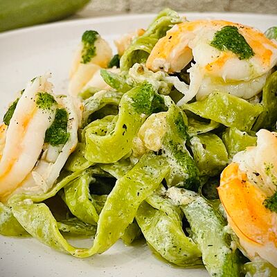 Шпинатные тальятелле с креветками и кабачком в Povar Otti по цене 520 ₽