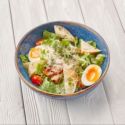 Романо с курицей и соусом цезарь в Пармезан по цене 676 ₽