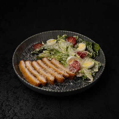 Салат Цезарь с цыпленком в Прага по цене 690 ₽