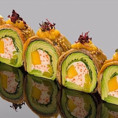 Ролл сашими из копченого угря с авокадо и сыром филадельфия в Bluefin по цене 2420 ₽