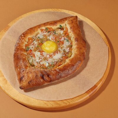 Хачапури по-аджарски с овощной икрой в Kiss по цене 425