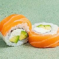 Ролл Филадельфия авокадо в SAKURA SUSHI PREMIUM