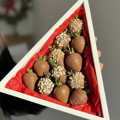 Клубника в молочном шоколаде «Новогодняя» в Букет Альфред I клубника в шоколаде и букеты по цене 2590 ₽