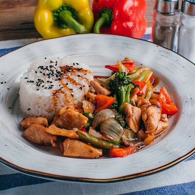 Японский городовой курица с рисом под соусом терияки в Досытаевский по цене 470 ₽