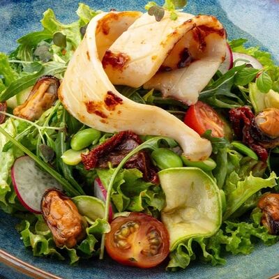 Салат с морепродуктами, авокадо и овощами в КОНЬ И ДЕЛЬФИН по цене 960 ₽