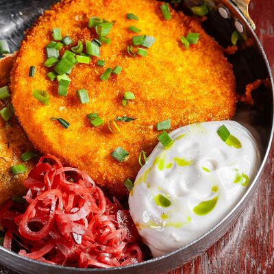 Шницель куриный с муссом из сыра и картофельным драником в Наливочная Родная по цене 415 ₽