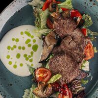 Теплый салат c говядиной, печеными овощами и соусом рокфор в Бульвар