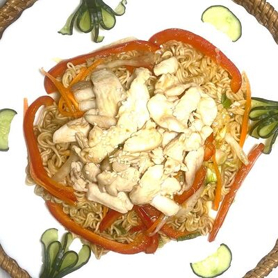 Лапша с жареной курицей (mỳ tôm xào gà) в Pho +84 по цене 500 ₽