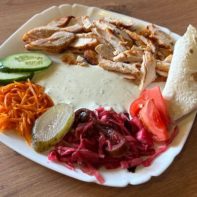 Шаверма с курицей на тарелке в Бакинский кебаб по цене 470 ₽