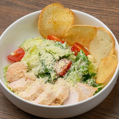 Цезарь с курицей в Bronze lion по цене 640 ₽