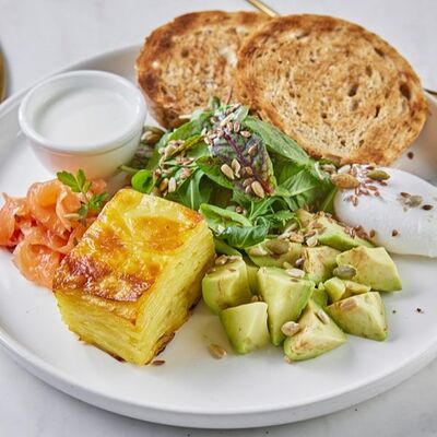 Яйцо пашот с картофельным гратеном, лососем и миксом салата в Море на Патриках по цене 950