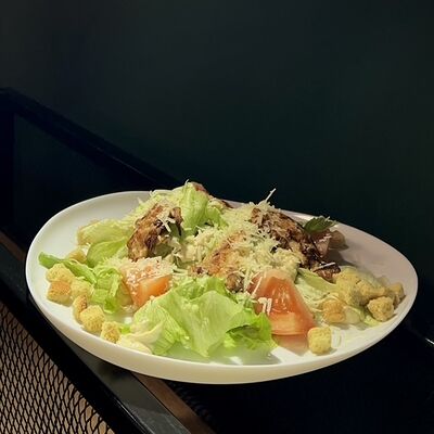 Салат Цезарь с курицей в Охота мясо по цене 390 ₽