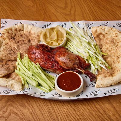 Утка по азиатски с соусом хойсин и пшеничной лепешкой в Клёво по цене 2950 ₽