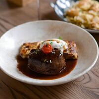 Стейк из говядины с картофельным гратеном и пряным мясным соусом в Эсперанто