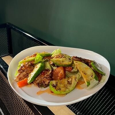 Салат с цукини гриль в Охота мясо по цене 410 ₽
