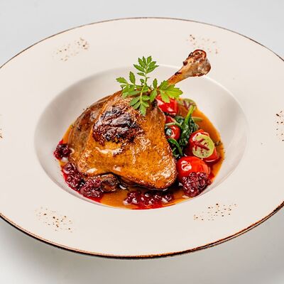 Утиная ножка конфри со шпинатом в Гарда бар по цене 990 ₽