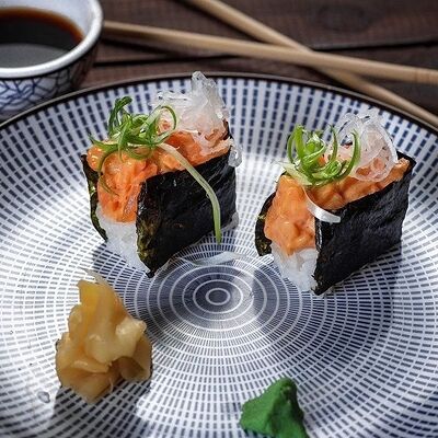 Гункан с лососем в Эбби Noodles & Sushi Bar по цене 480
