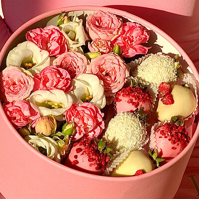 Цветочная композиция с клубникой в шоколаде №1 в Lovely Berry по цене 4490 ₽