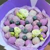 Букет из клубники в шоколаде с цветами эустома в Mosberry по цене 3095