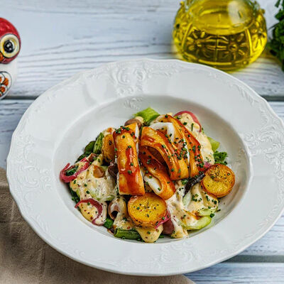 Салат с кальмаром, запеченным картофелем и кунжутным айоли в Lucia osteria по цене 540 ₽