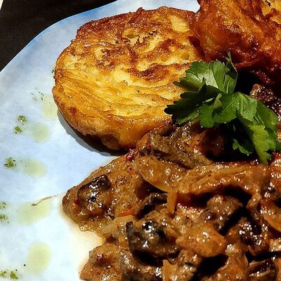 Драники картофельные с говяжьей печенью в Mr. Чебурек по цене 390 ₽