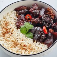 Свинина чеджу с рисом и грибами в OmNomNom